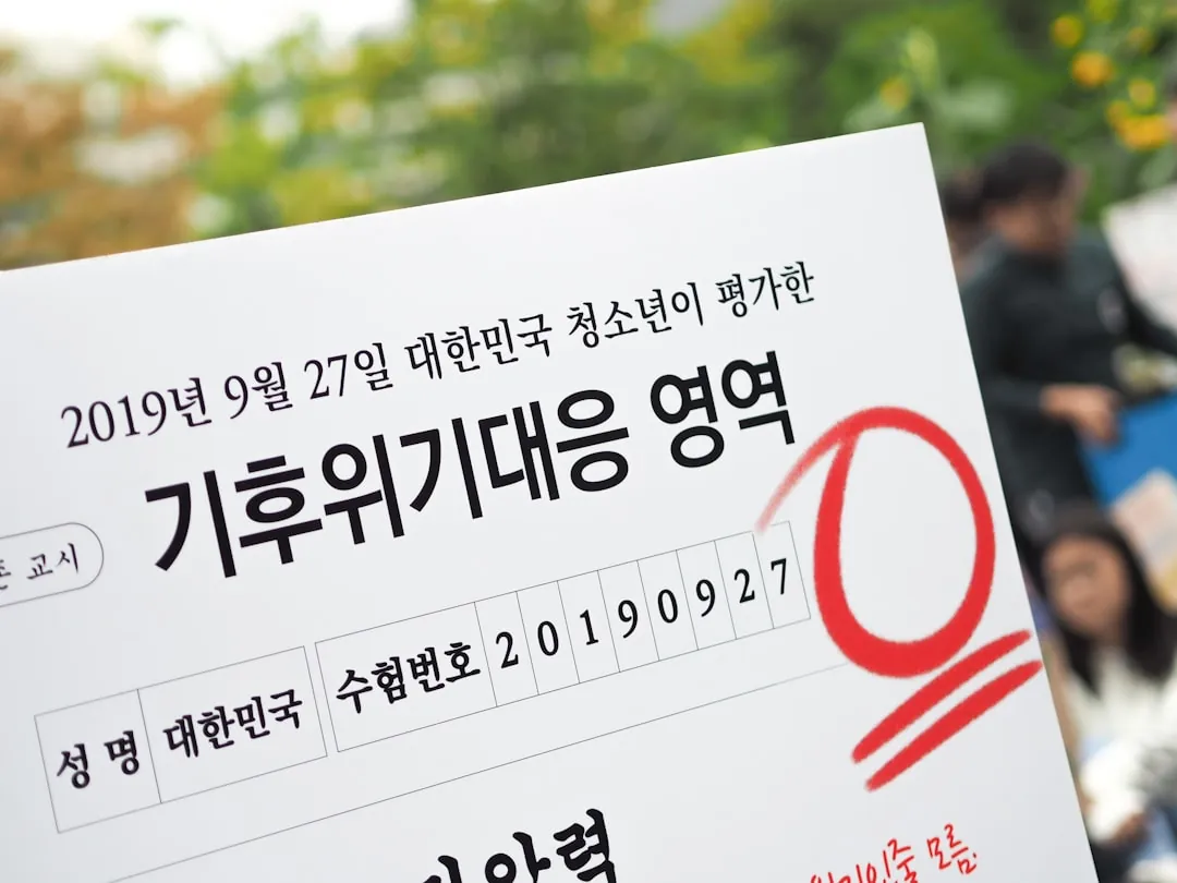 은행 금고 옆에 놓인 정기예금 증서와 도장